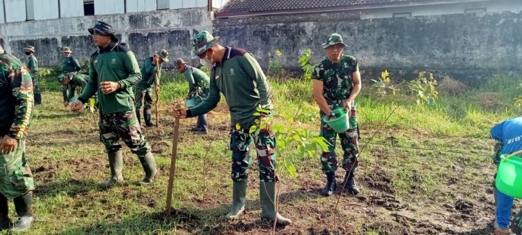 Sukseskan Ketahanan Pangan, Danramil Wonosari Bersama Anggota Tanam Jagung