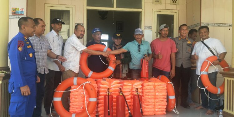 Hari Bhayangkara ke-76, Polri Sumbang Apar dan Pelampung Pada Kelompok Nelayan Juwana Pati