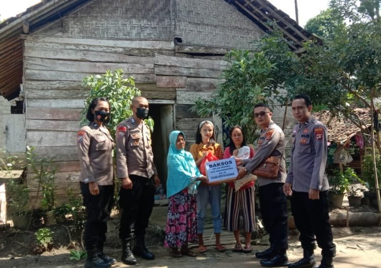Jajaran Polsek Seputih Mataram Door To Door Berikan Bantuan Paket Sembako Kepada Warga Kurang Mampu