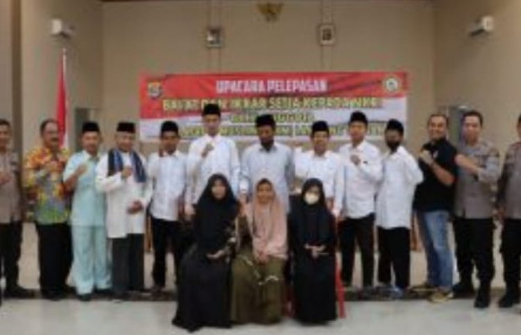 9 Orang Anggota Khilafatul Muslimin Mengangkat Sumpah Dan Janji Setia Kepada Pancasila Dan Kembali Ke NKRI