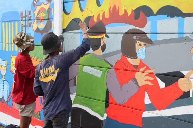 Sambut HUT Bhayangkara ke 76, Polres Lamsel Gelar Lomba Mural