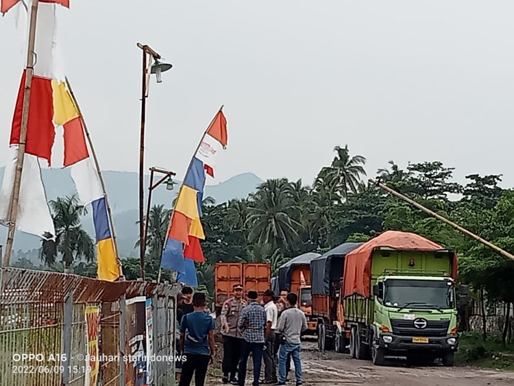 Puluhan Armada Batu Bara Tujuan PLTU Sebalang di Stop Tepat di Pintu Masuk Wisata Alam Tanjung selaki/sebalang