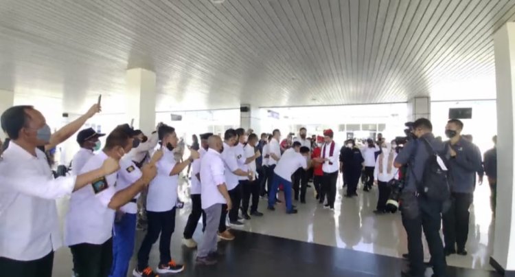 Projo Sultra Sambut Presiden Jokowi Dengan Teriakan "Projo Ojo Kesusu"