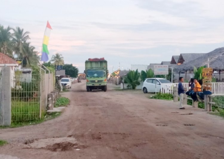 Melintas di Jalan Wisata Alam Tanjung Selaki Angkutan Batu Bara Diduga Merugikan Pedagang dan Wisatawan