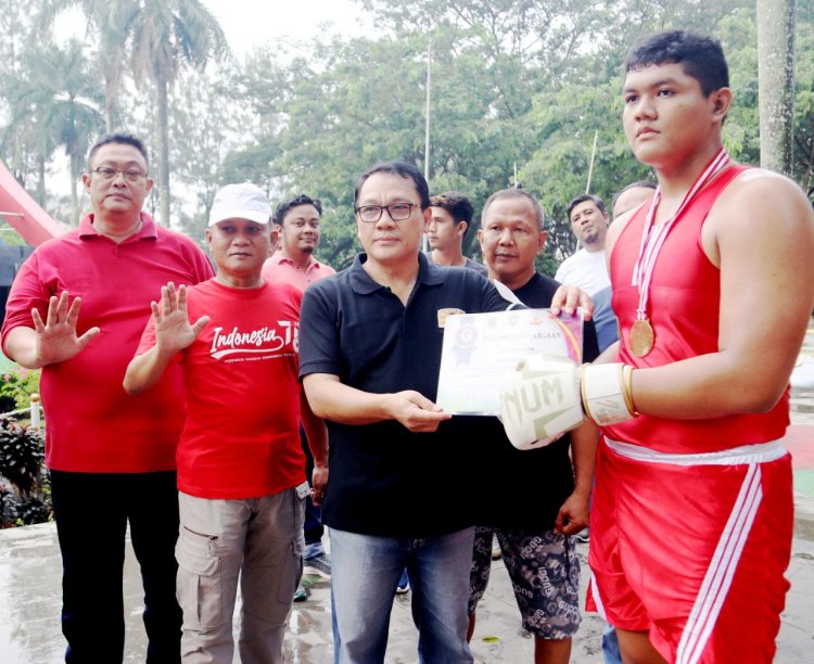 Wahdi Serahkan Piagam dan Mendali Untuk 7 Atlet Tinju Berprestasi