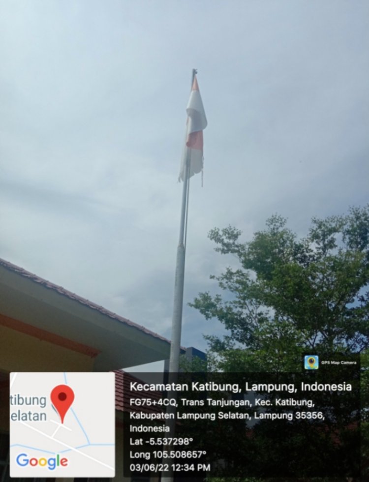 Sungguh Miris, Diduga SMKN 1 Katibung Lamsel, Abaikan Bendera Merah Putih Dalam Keadaan Robek