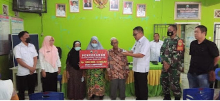Salurkan BLT DD Tahap 2, Pj Kades Babulang Ancam "Gantung" Oknum Yang Berani Lakukan Pemotongan