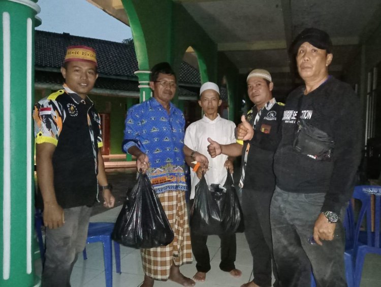 LSM GMBI KSM Candipuro Bagikan Takjil Didua Pondok Pesantren Desa Bumi Jaya