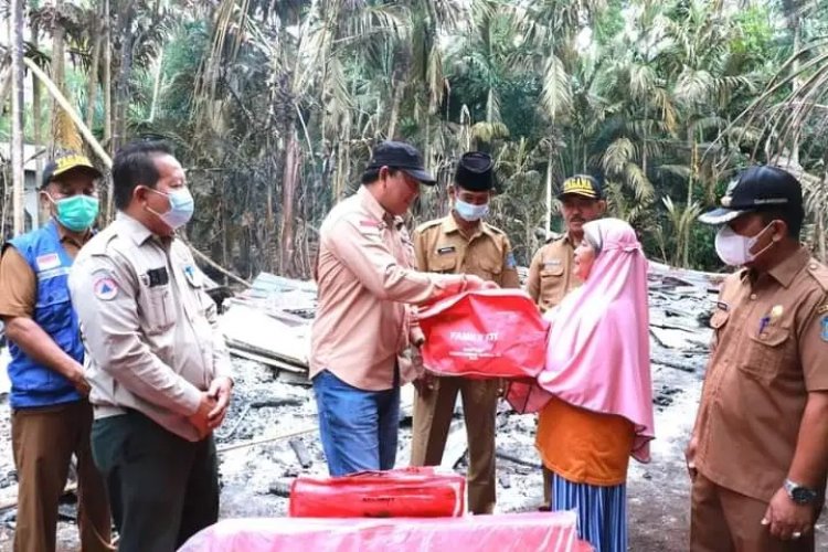 Diduga Akibat Korsleting Listrik 1 Rumah Ludes Terbakar, Wabup Serahkan Bantuan !