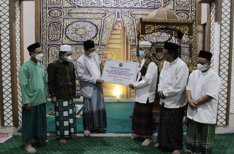 Safari Ramadan : Walikota Metro Berikan Dana Hibah Bantuan Rumah Ibadah