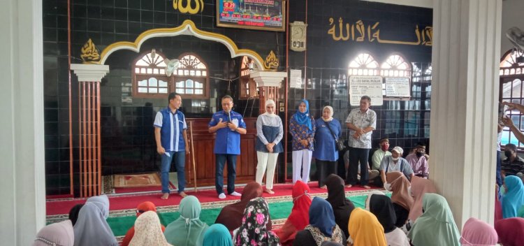 Zulkifli Hasan Bagikan Zakat Mal Kepada Masyarakat Lamsel, Didampingi Putri Sulungnya