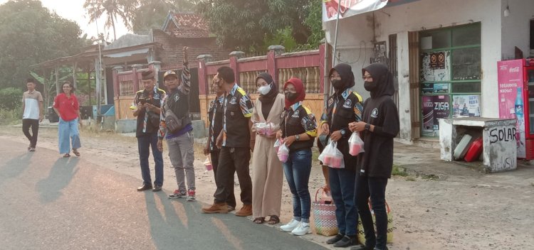 Gandeng RASEL, LSM GMBI KSM Merbau Mataram Berbagi Takjil Dijalan