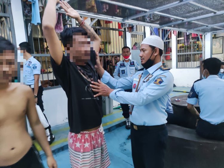 Pastikan Steril dari Alat Komunikasi dan Narkoba, Kamar Hunian Lapas Kelas II.A Kalianda Digeledah