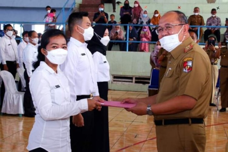 Sekda Mewakili Bupati Lampung Utara Bagikan SK CPNS
