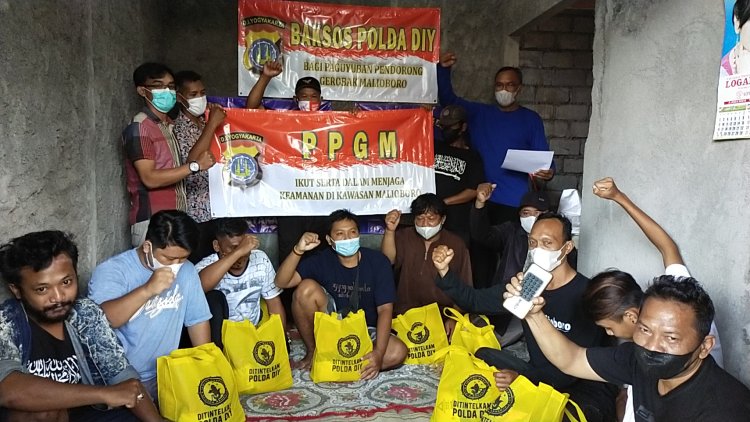 Jual Barang Berharga Demi Bertahan Hidup, Paguyuban Pendorong Gerobak Malioboro Terima Bantuan Sembako dari Polda DIY