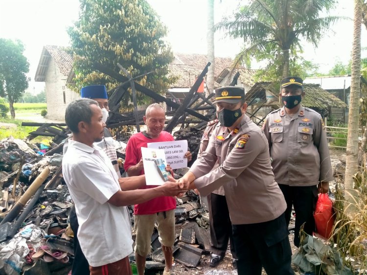 Warga Korban Kebakaran di Palas Terima Bantuan Dari Kapolres Lamsel