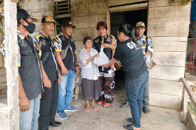 LSM GMBI KSM Katibung Door To Door "GMBI PEDULI" Bagikan Sembako Didua Desa