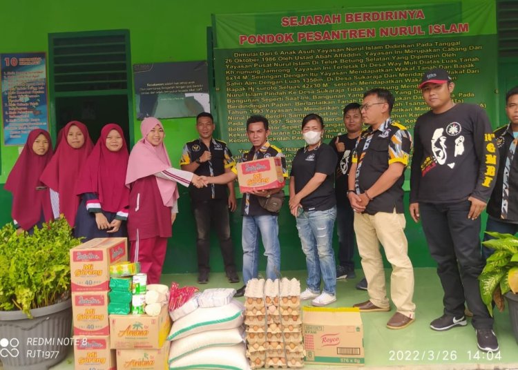 Panglima LSM GMBI Nasrullah Berbagi Paket Sembako Di Ponpes Nurul Islam