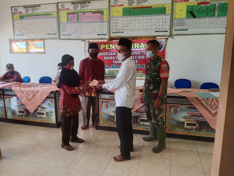 Kampung Hargo Mulyo membagikan BLT 