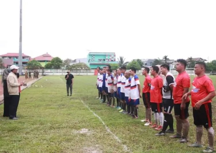 Bupati UAS Buka Pertandingan Sepak Bola “OPD Cup” Di Lapangan Karya Bakti