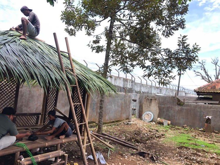 Produktivitas dan Kreasi Indah Warga Binaan Lapas Kalianda: Buat Saung Kerja