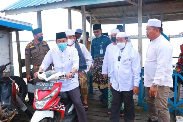 Terjalnya Jalan, Tidak Membuat Kapok Bupati Tanjab Barat Untuk Safari Jumat