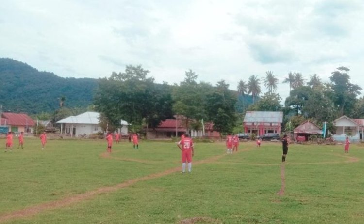 Gelar Pertandingan Eksibisi Sepak Bola Di Uluiwoi, Kesebelasan Pemda Kolaka Timur Menang Atas Kesebelasan Muspika