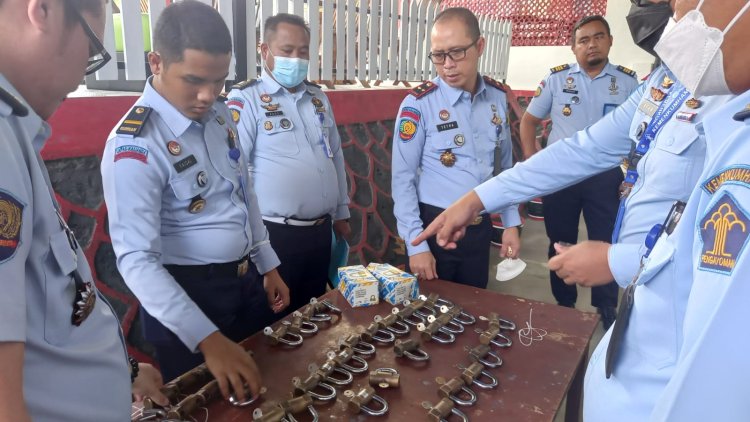Ciptakan Lapas Kalianda Aman dan Tertib, Petugas Roling Gembok dan Cek Teralis Kamar Hunian WBP