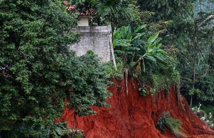 Longsor di Sumedang, Seorang Ibu Tewas Peluk Sang Anak