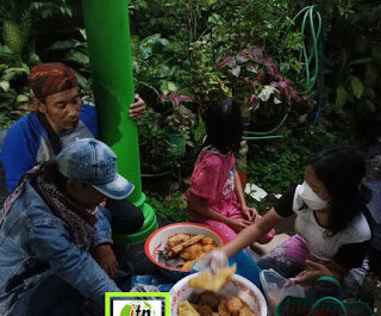 Gadis Yatim Penjual Gorengan Keliling Demi Biaya Hidup Dan Sekolah