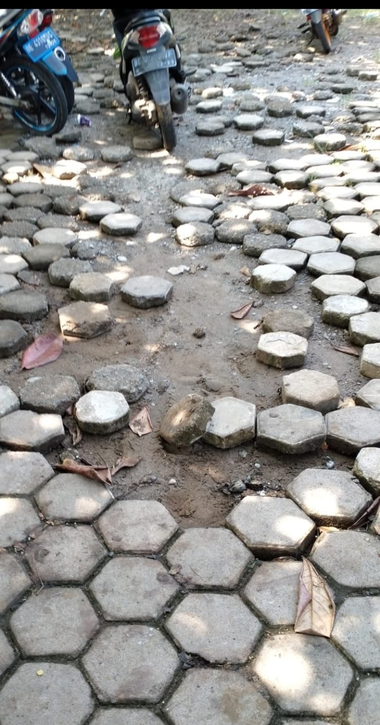 Parkiran Roda Dua RS Batin Mangunang Kota Agung Tanggamus Hanya Doyan Uang Parkir Tapi Tak di Urus