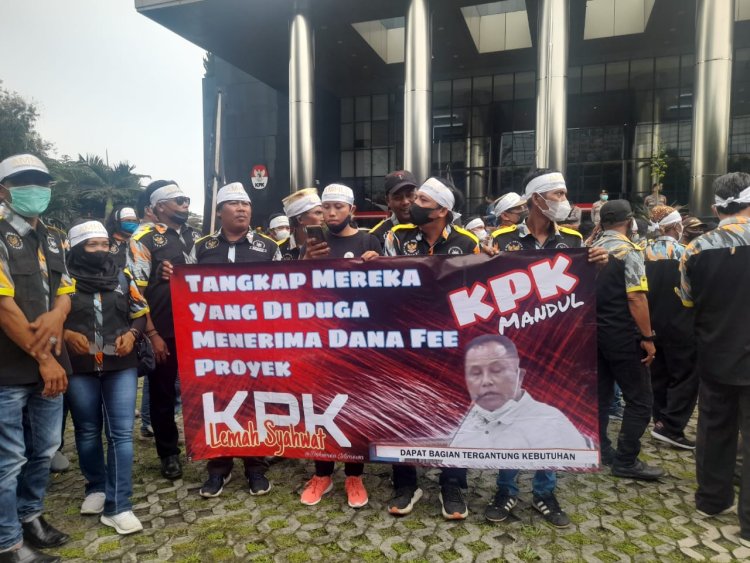 Gabungan Ratusan Massa Geruduk Gedung KPK, Minta Tuntaskan Kasus Fee Proyek di Lampung Selatan