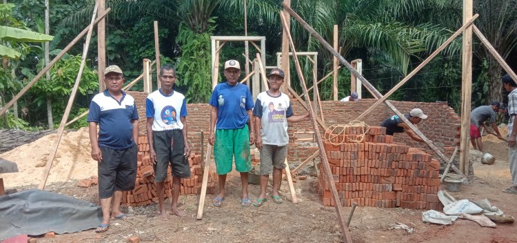 Warga Bergotong royong Bedah Rumah Sopyan yang Menderita Sakit Mata Hasil Bantuan dari Pemerintah
