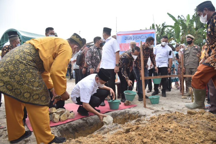 Peletakan  Batu Pertama Pembangunan Mushola Al-Hidayah, Bupati-Zahir Beri Bantuan Tunai