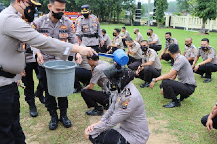 Enam Puluh Tiga Personil Polres Way Kanan Naik Pangkat