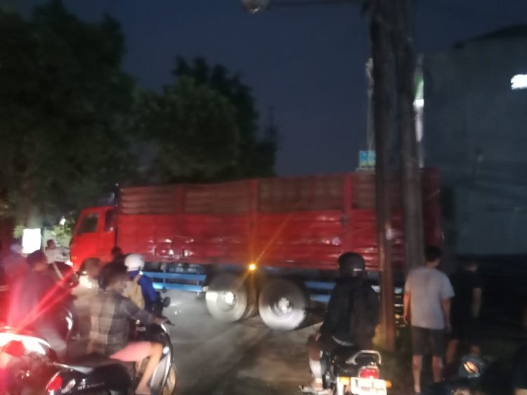 Mobil Pengangkut Tiang Telkom Asal Parkir Membuat kemacetan Panjang Dikeluhkan Warga Sekitar