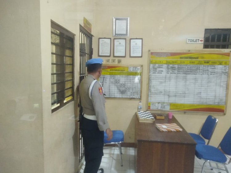 Polsek Cikupa, Kanit Propam Ipda Mahdi,SH Kontrol Tahanan, Cek Buku Mutasi Tahanan, Cek Ruangan, Piket Tahanan Harus Selalu Cek Satu Jam Sekali Dengan Keadaan Aman