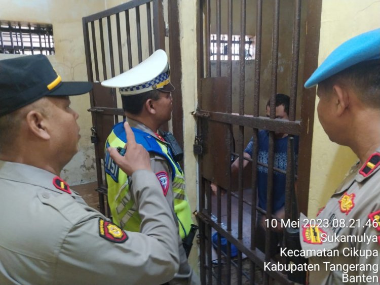 Pawas Kanit Lantas Ipda Udi Muhdi Cek Tahanan ,Cek Buku Mutasi Tahanan, Tetap Antisipasi Hal-Hal Yang Tidak Diinginkan, Dimako Polsek Cikupa polresta Tangerang