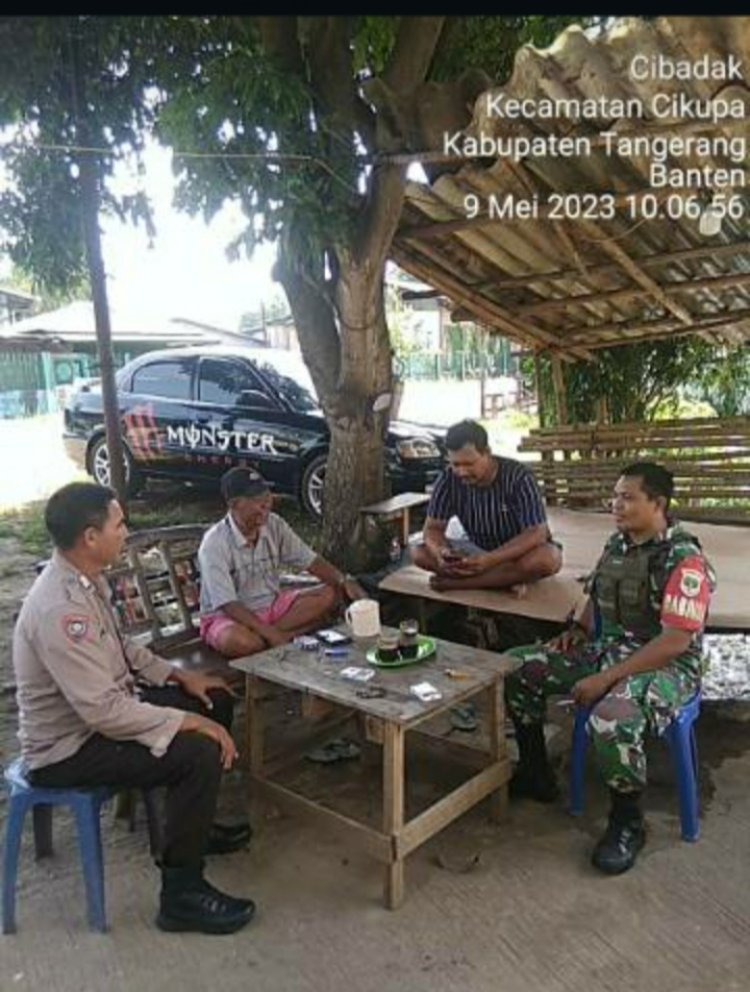 Ajak Ketua RT ”Yuk Ngopi Wae”Bripka Ilyas Polsek Cikupa Sampaikan Himbauan Kamtibmas