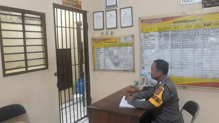 Bripka Saebatul Hamdi Polsek Cikupa, Jaga Tahanan, Cek Buku Mutasi Tahanan, Pastikan Penjagaan Tahanan Dengan Baik dan Lengkap