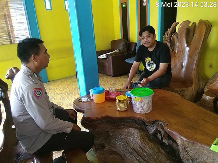 Personil Polsek Cikupa,Bripka Ilyas Bhabinkamtibmas Dengan Kegiatan Sambang Kepada Ketua RT 27 Agus Setiawan Dikediamannya Kp Sumur Desa Cibadak Cikupa