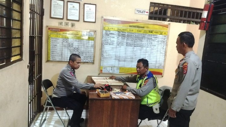 Wakapolsek Cikupa Akp Udiyano, Kontrol Piket Jaga Tahanan, Cek Buku Mutasi Tahanan, Pastikan Penjagaan Tahanan Tetap Kondusip Dan Baik