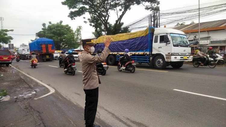 Bentuk Pelayanan Pada Masyarakat, Polsek Cikupa Polresta Tangerang Kanit Propan Melakukan Pengawasan, Pengaturan Lalu Lintas pada Pagi Hari di Saat Beraktipitas