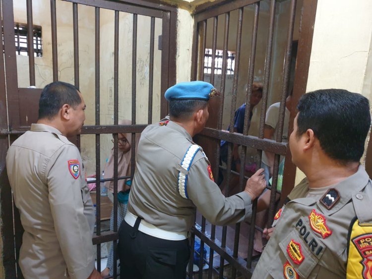 Pawas Provos IPDA Mahdi, SH di dampingi Aiptu Mukhsodin serta Aipda Tri Iskandar Cek Tahanan