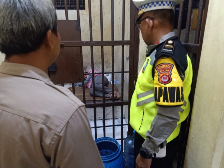 Pawas Polresta Tangerang Ipda Adi Didampingi Wakapolsek Cek Dan Kontrol Tahanan, Mako Polsek Cikupa