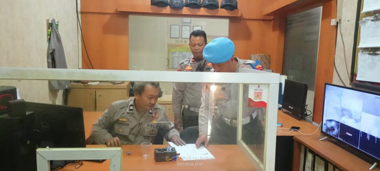 Pengecekan Piket Provos Polresta Tangerang Bripka Hakim dan Bripka Burhanudin, Giat Cek Dan Kontrol Kesiapsiagaan Penjagaan Tahanan,Cek Buku Mutasi