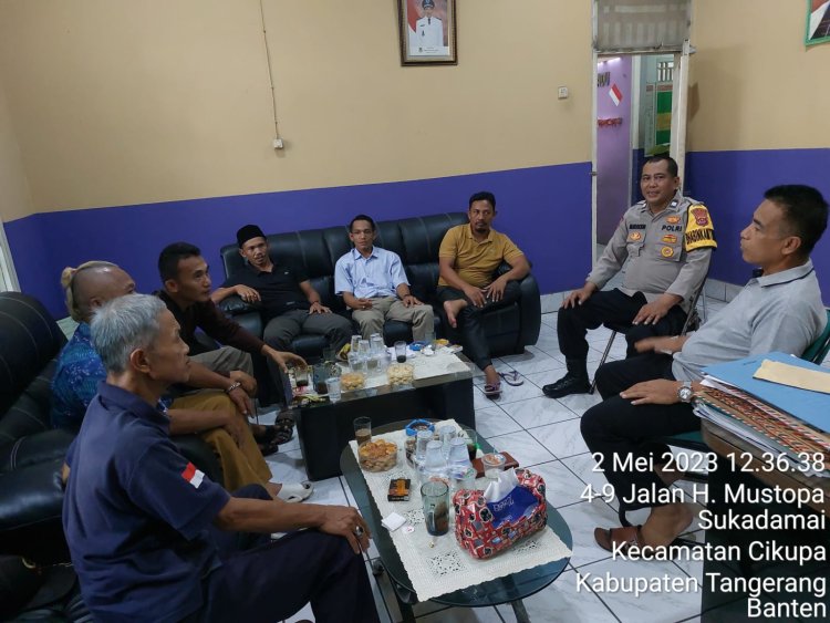 Personil Polsek Cikupa Aiptu Mukhsodin Bhabinkamtibmas Laksnakan Kegiatan Kunjungan Kepada Kepala Desa Sukadamai M.Sukiat Di Ruangan Kerja