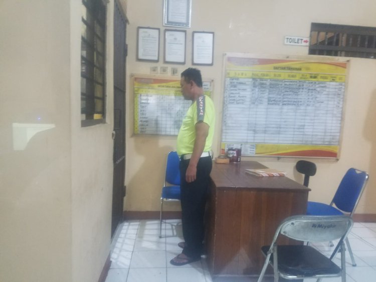 Kanit Lantas Ipda Udi Muhdi Polsek Cikupa, Kontrol Tahanan,Cek Buku Mutasi Tahanan, Ruang Tahanan, Pastikan Penjagaan Tahanan Dengan Aman Juga Lengkap