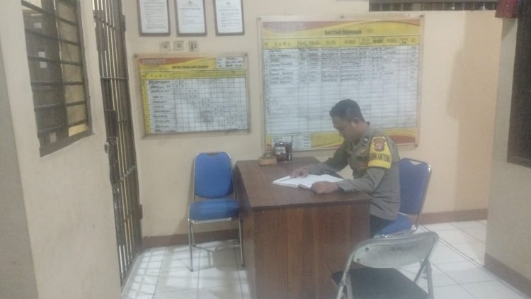PASTIKAN TAHANAN SEHAT DAN AMAN, PIKET POLSEK CIKUPA POLRESTA TANGERANG CEK RUANG TAHANAN