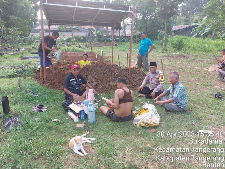 Personil Polsek Cikupa, Aiptu Mukhsodin Bhabinkamtibmas,Peduli Antar Sesama Dan Sambang Duka Ke Rumah Warga Yang Meninggal Di Kp Cirewed Desa Sukadamai Cikupa